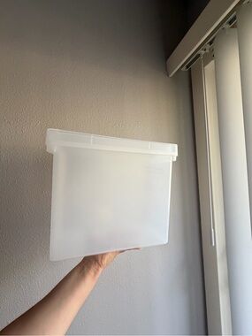 Hanging file crate with lid